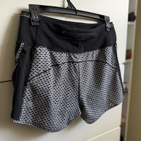 Lululemon Athletica White and Black Perforated Design Real Quick Shorts Size 6 - Picture 11 of 13